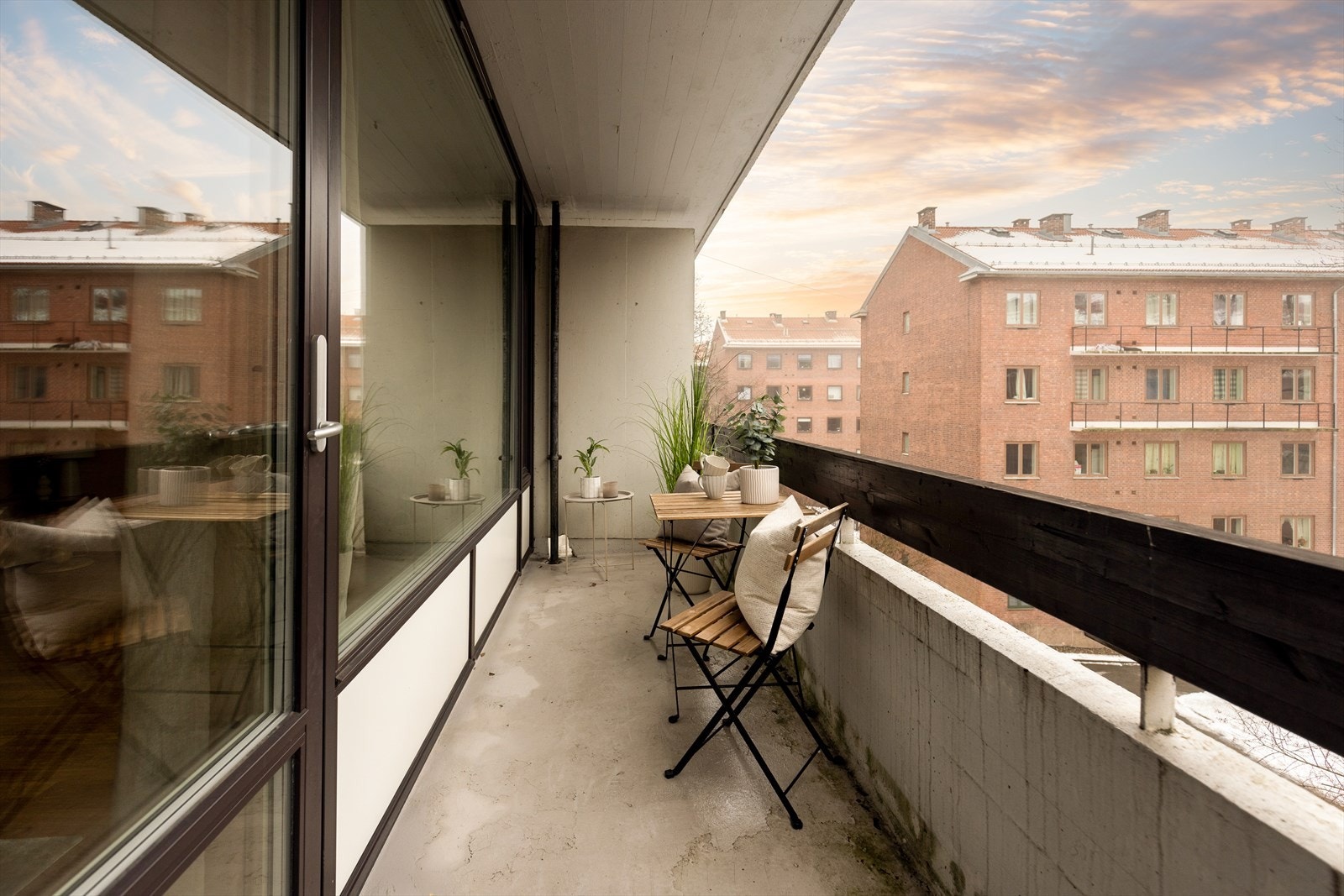 En lys leilighet i 2. etasje med attraktive kvaliteter som stor, solrik balkong, heis og mulighet for leie av garasjeplass etter venteliste. Galleribilde