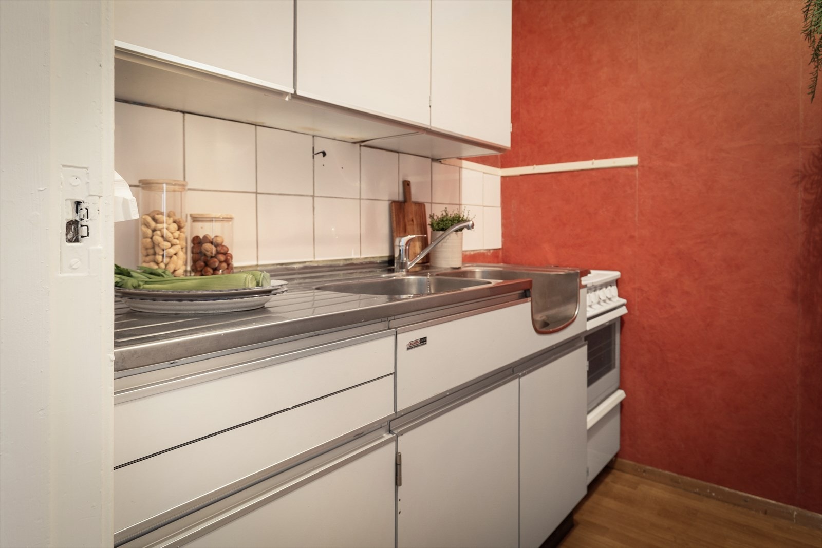 Kjøkkeninnredning fra Polaris med glatte fronter, aluminium benkeplate med oppvaskkum som har ett greps blandebatteri. Innredning med naturlig ventilering over stekesonen, komfyr og kombiskap. Galleribilde