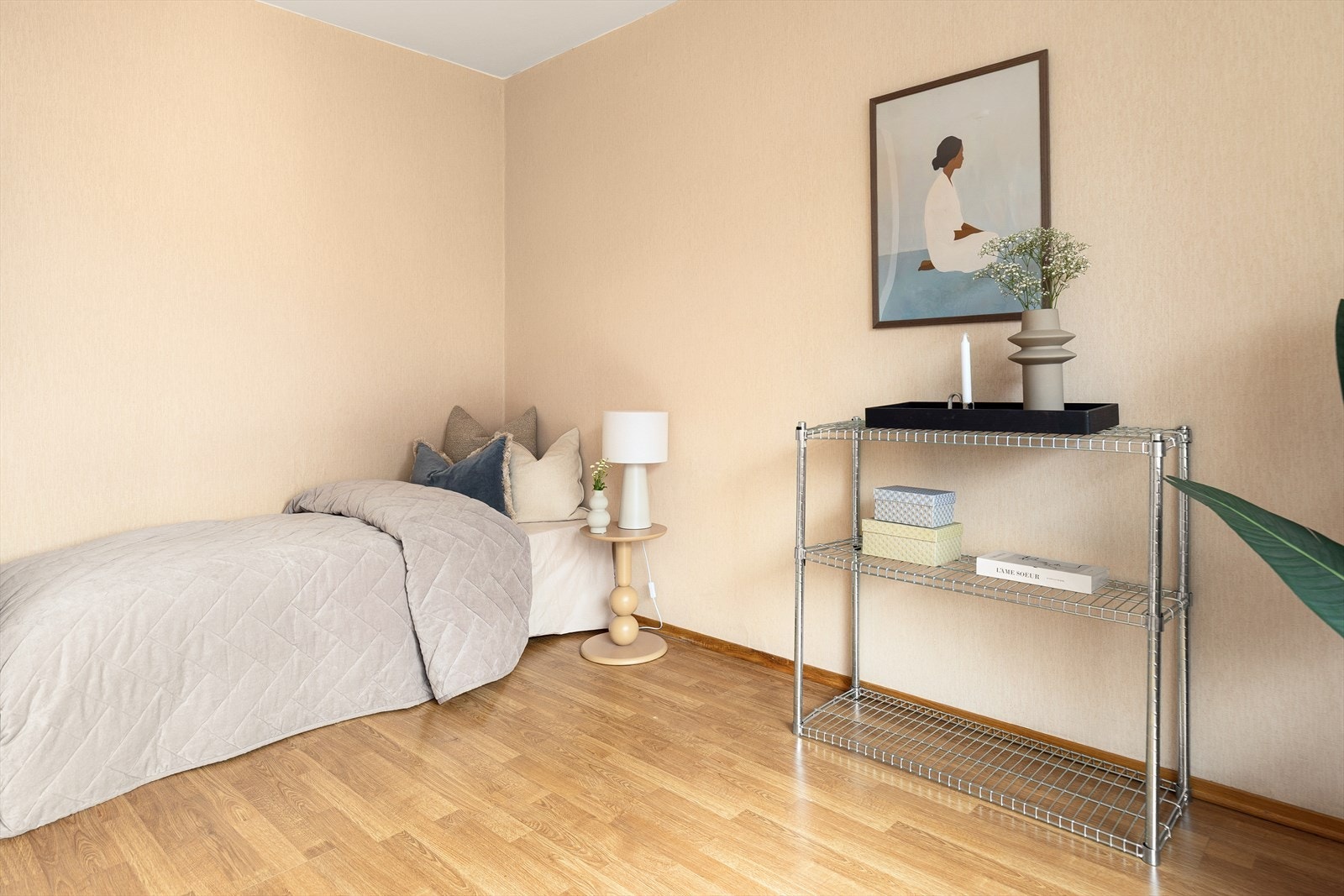 Rommet har en naturlig plass for seng og diverse møblement. Galleribilde