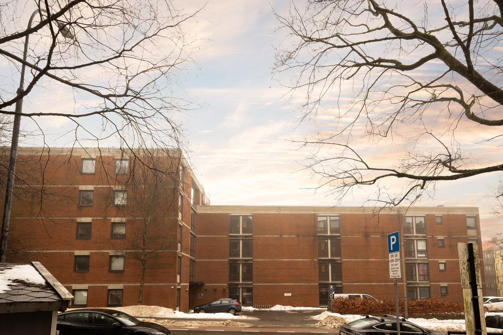 Boligen ligger i en stille enveiskjørt gate med lite trafikk. Galleribilde