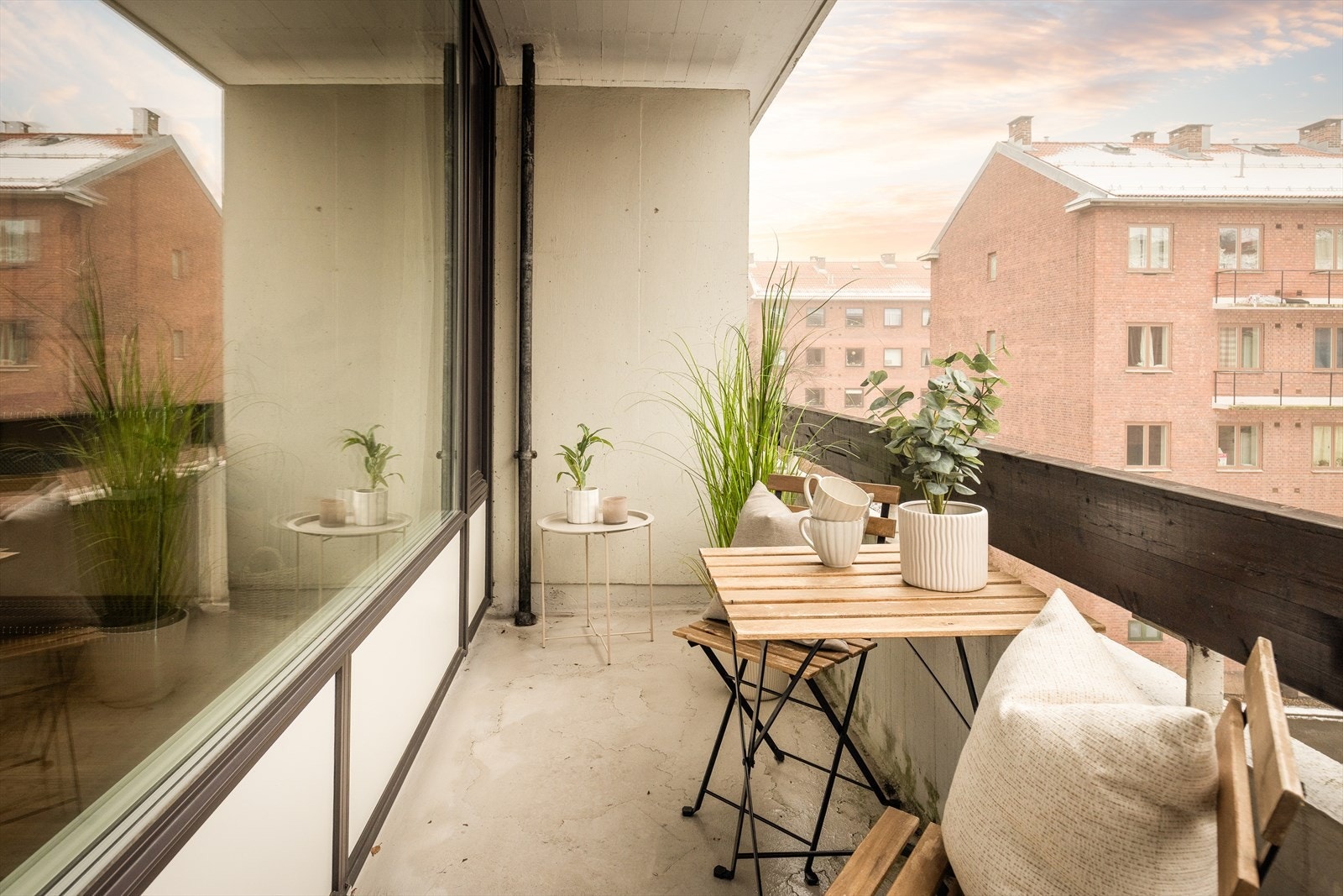 Fra stuen er det utgang til en solrik balkong på 6 kvm. Galleribilde