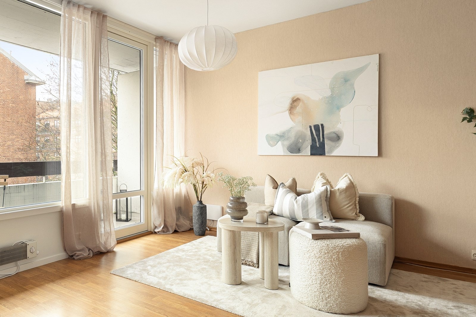 Det er god plass til sofagruppe. Vinduer og balkongdør er fra 2020 og sikrer godt med naturlig lys i leiligheten. Galleribilde