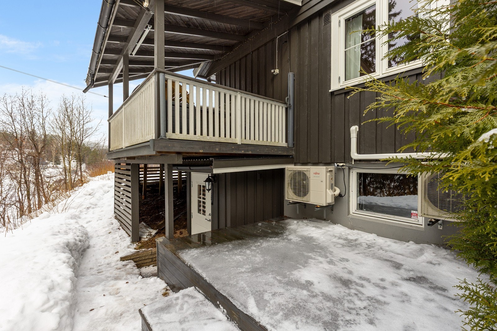 Hybel har egen uteplass ved inngangen. Galleribilde