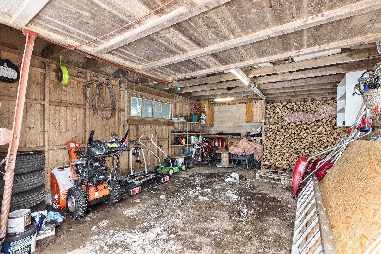 I garasjen har du plass til bilen samt ekstra lagring. Galleribilde