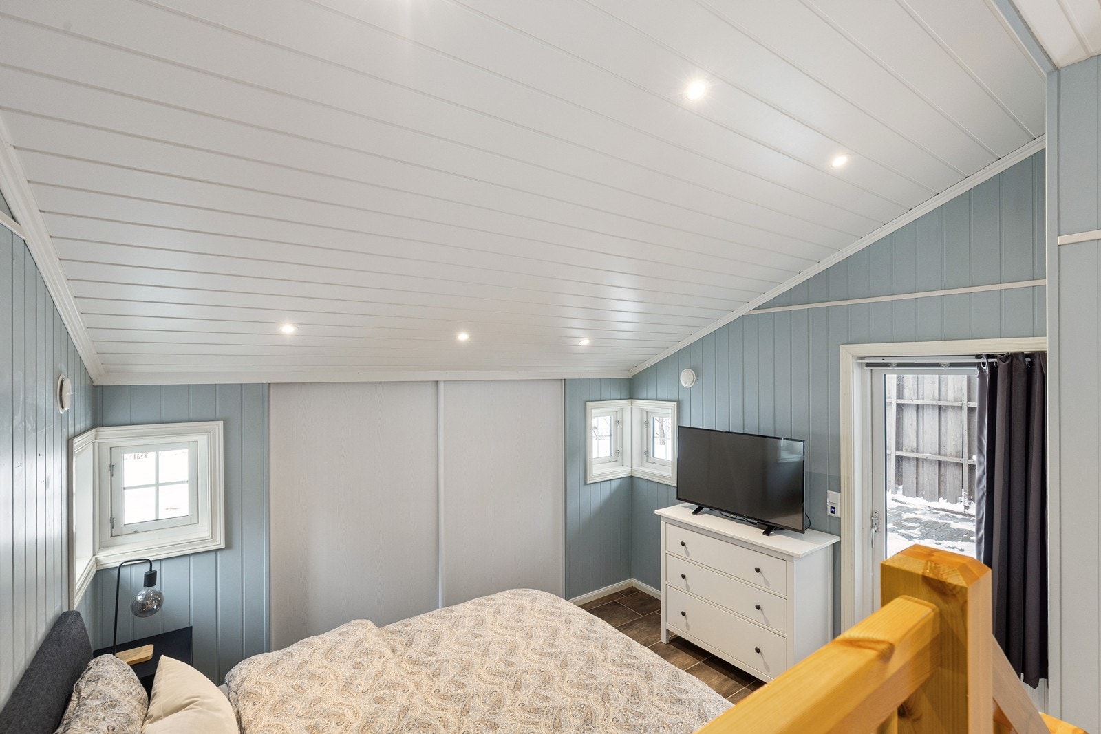 Soverom 1 er romslig med god tak høyde. Her har man direkte utgang til platting hvor man sitter lunt og solrikt. Galleribilde