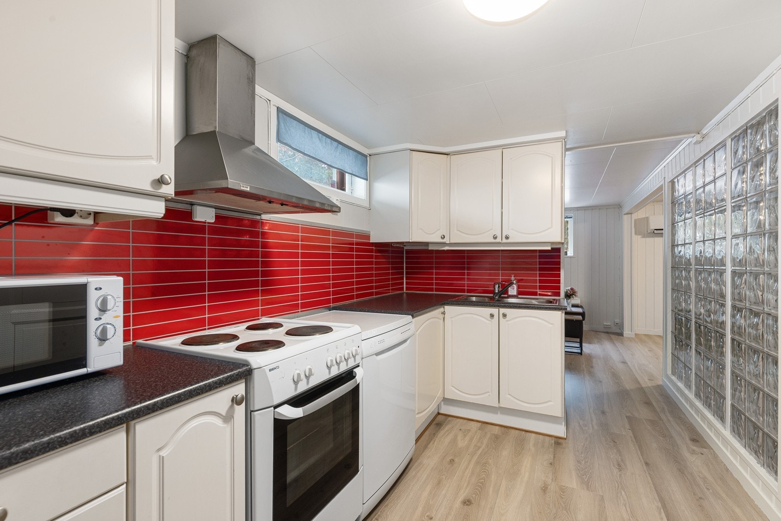 Kjøkken i hybel (hybelen er ikke godkjent hos kommunen og er ikke godkjent for varig opphold). Galleribilde