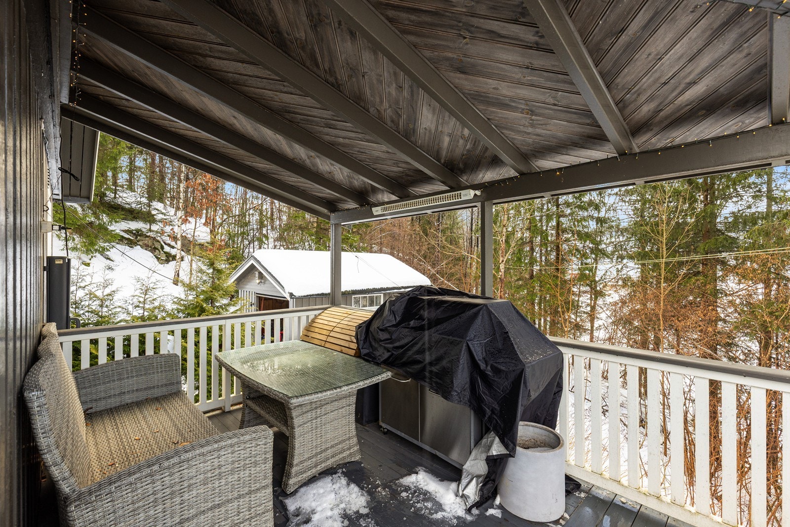 Deler av terrassen har takoverbygg. Galleribilde