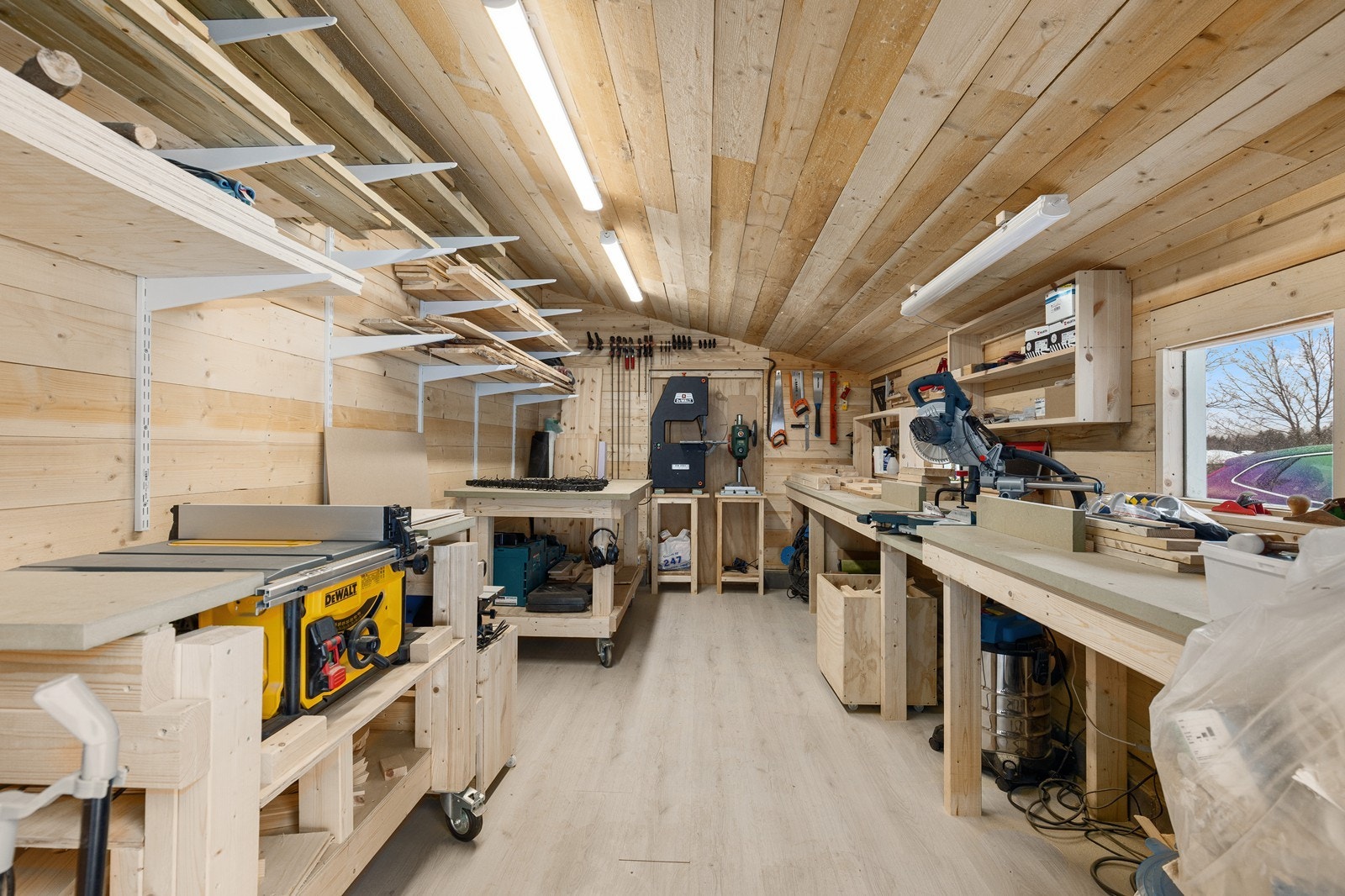 Innredet snekkerbod (innredning og hyller følger ikke handelen). Galleribilde