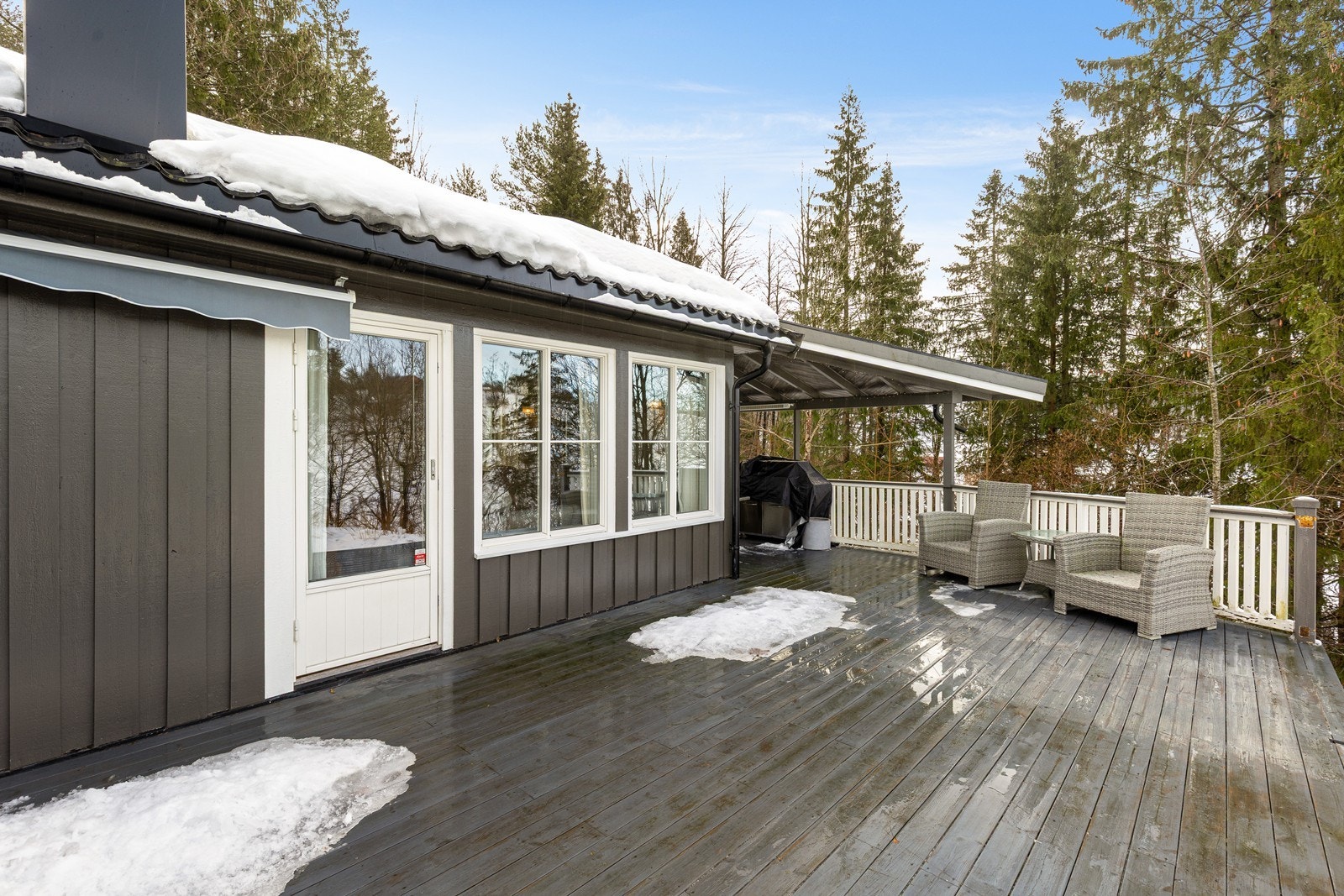 Terrassen er såpas romslig at man har flere møblerings muligheter. Galleribilde