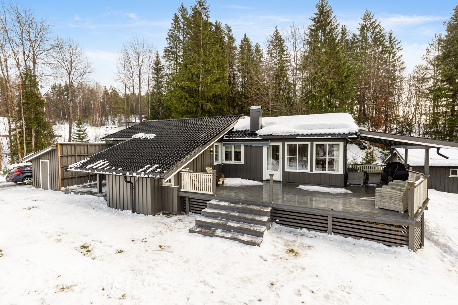 Romslig terrasse med flott utsikt og svært gode solforhold. Galleribilde