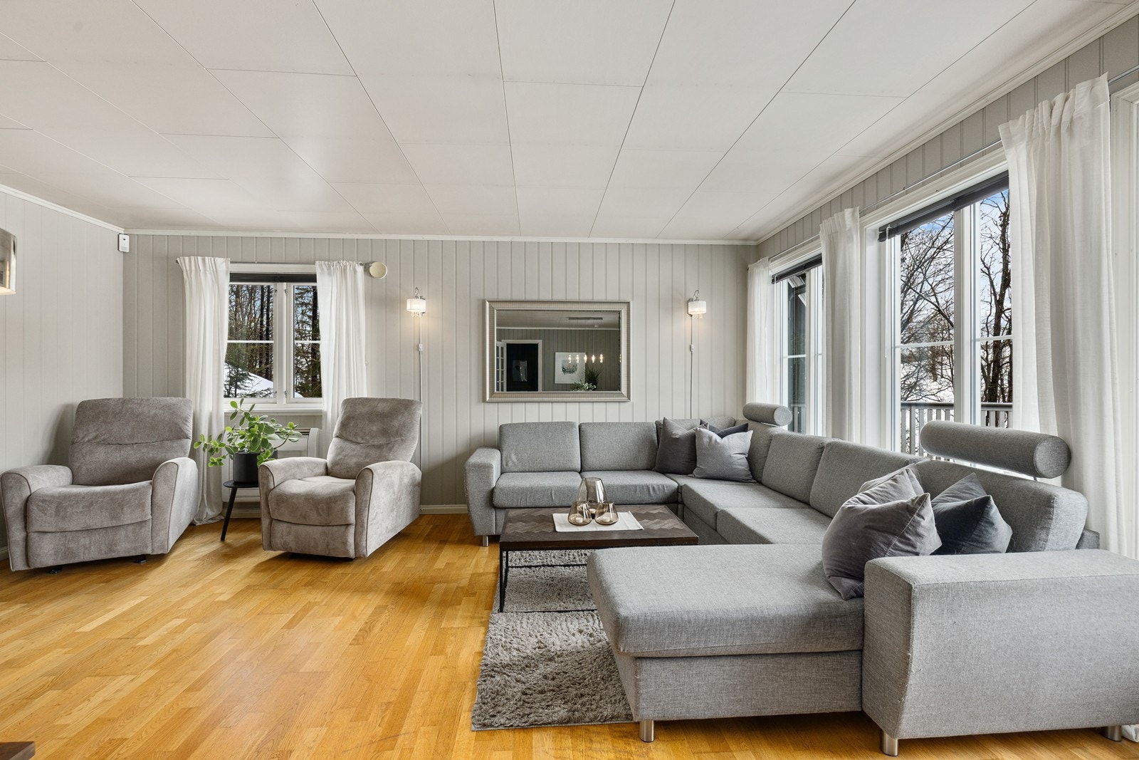 Stuen er romslig med mange møblerings muligheter. Galleribilde