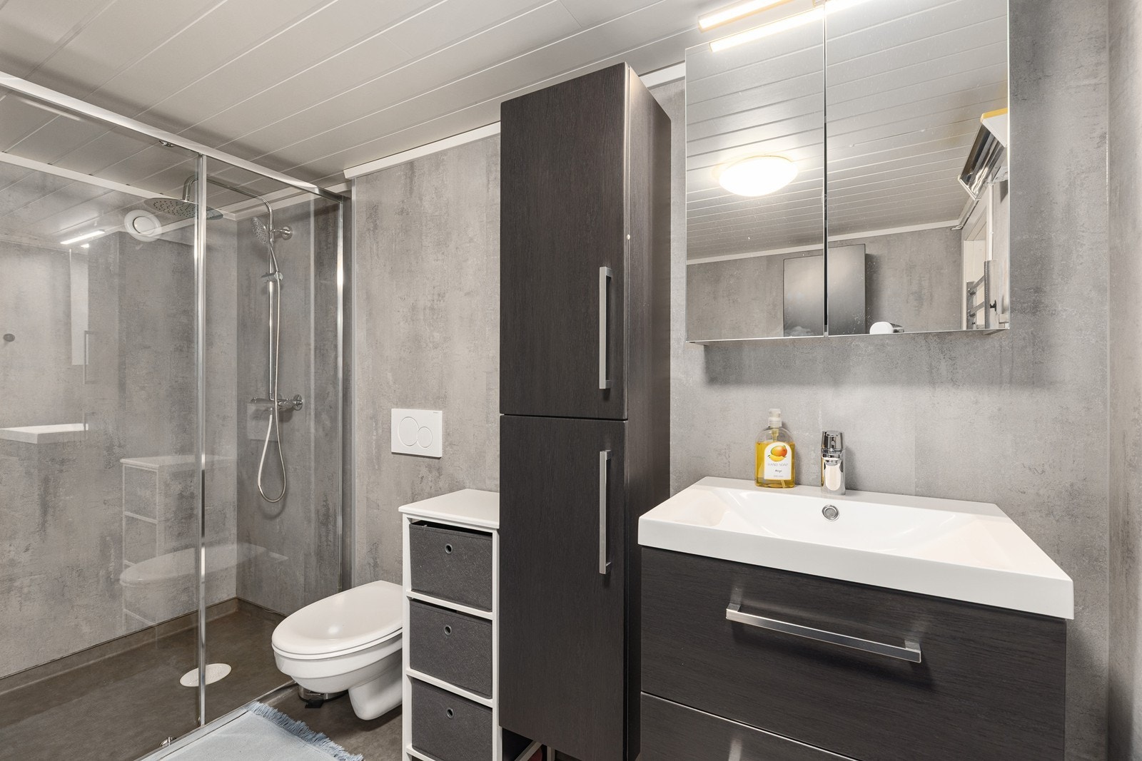 Bad i hybel er renovert i nyere tid. (hybelen er ikke godkjent hos kommunen og er ikke godkjent for varig opphold). Galleribilde