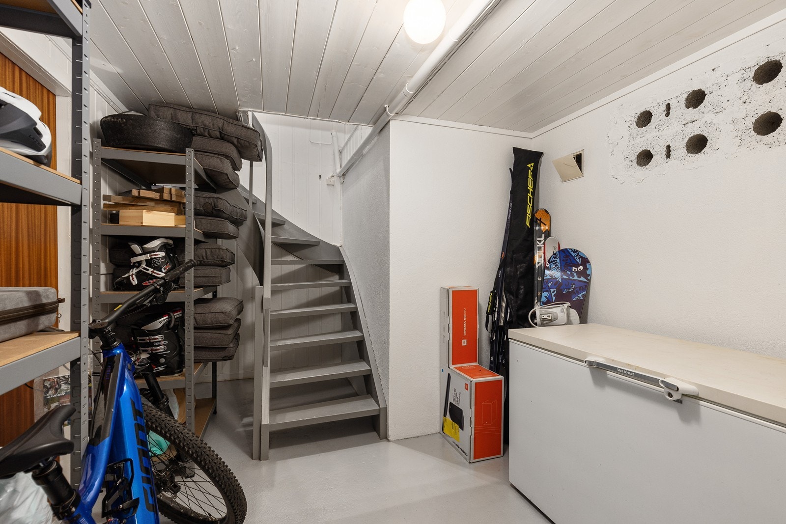 Hoveddel disponerer deler av kjeller som bod og vaskekjeller. Galleribilde