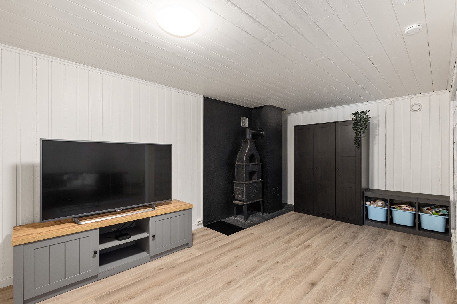 Stue i hybelen (hybelen er ikke godkjent hos kommunen og er ikke godkjent for varig opphold). Galleribilde