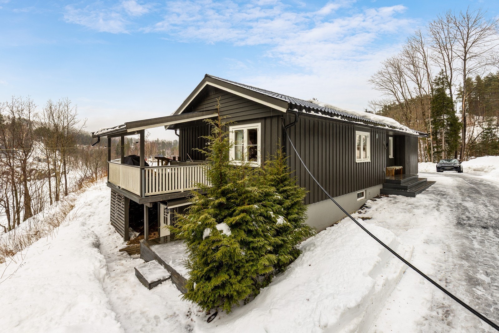 Det er etablert Hybel i kjeller (Denne er ikke søkt godkjent hos kommunen og er ikke godkjent for varig opphold). Galleribilde