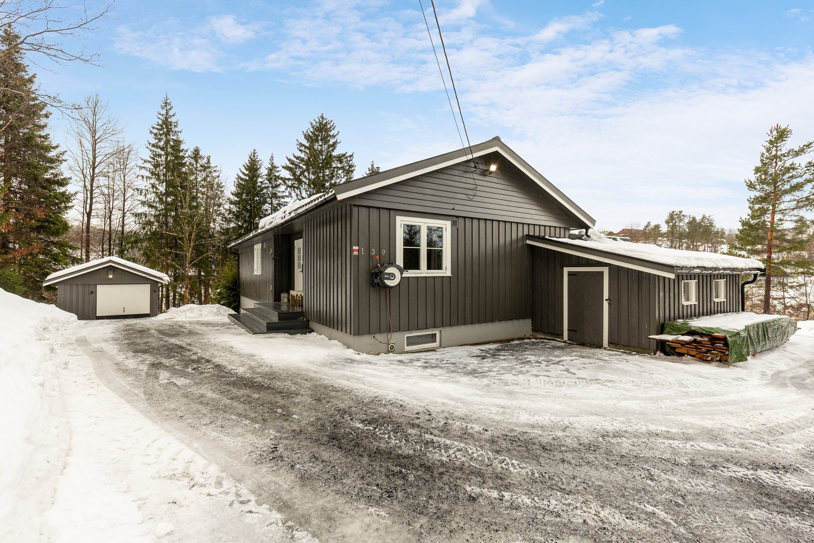 Eikelandsveien 139 (til høyre ser du påbygd snekkerbod) Galleribilde