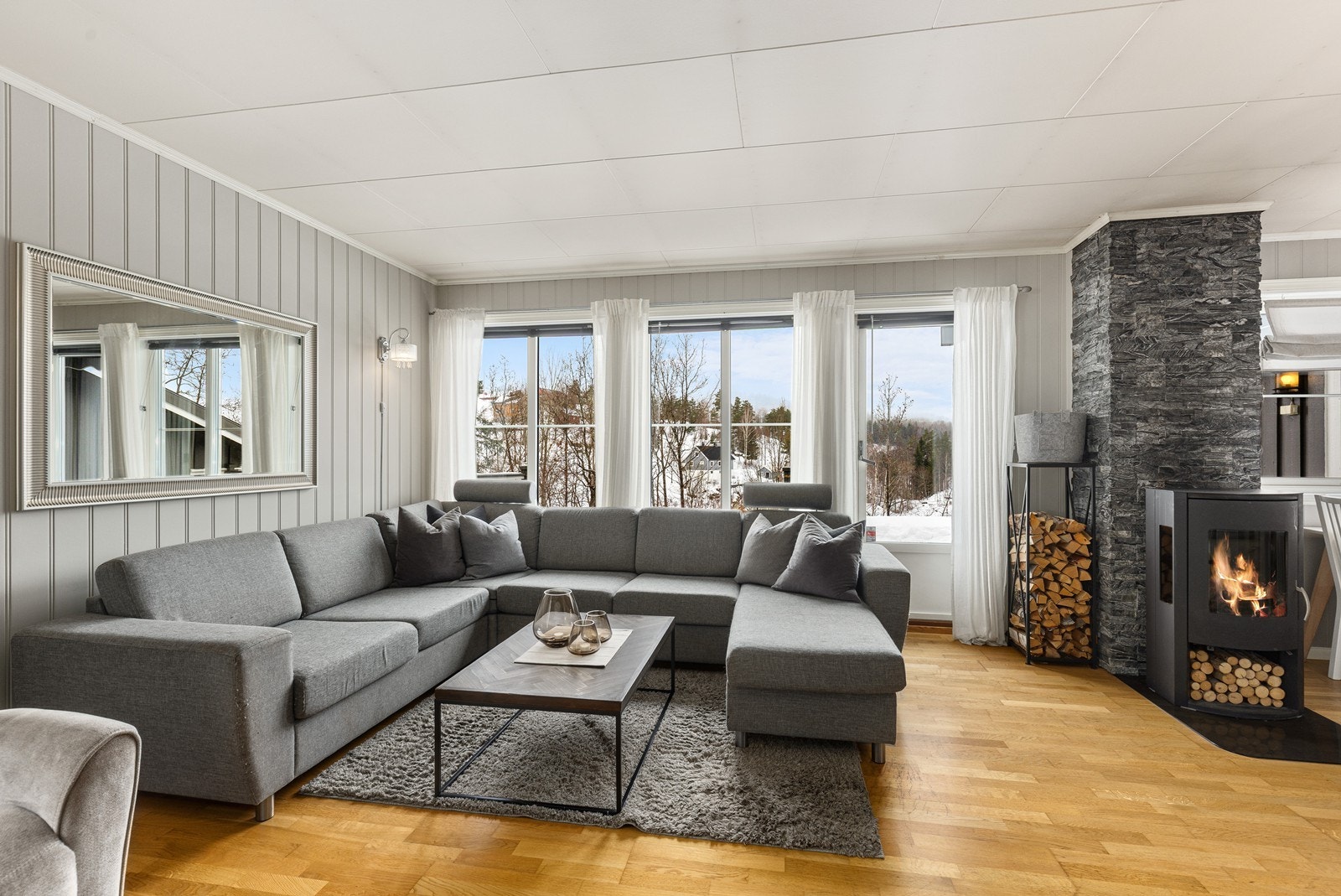 Direkte utgang til romslig terrasse fra stue. Galleribilde