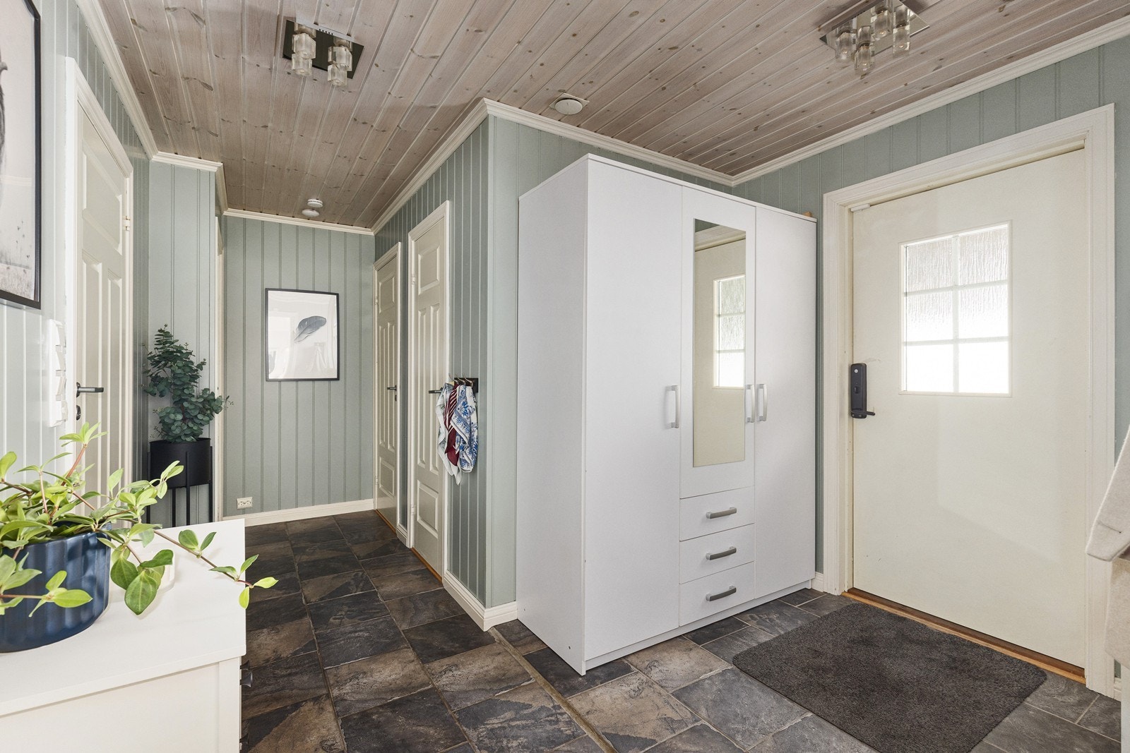 Velkommen inn i hoveddel, her har du romslig garderobeskap. Galleribilde