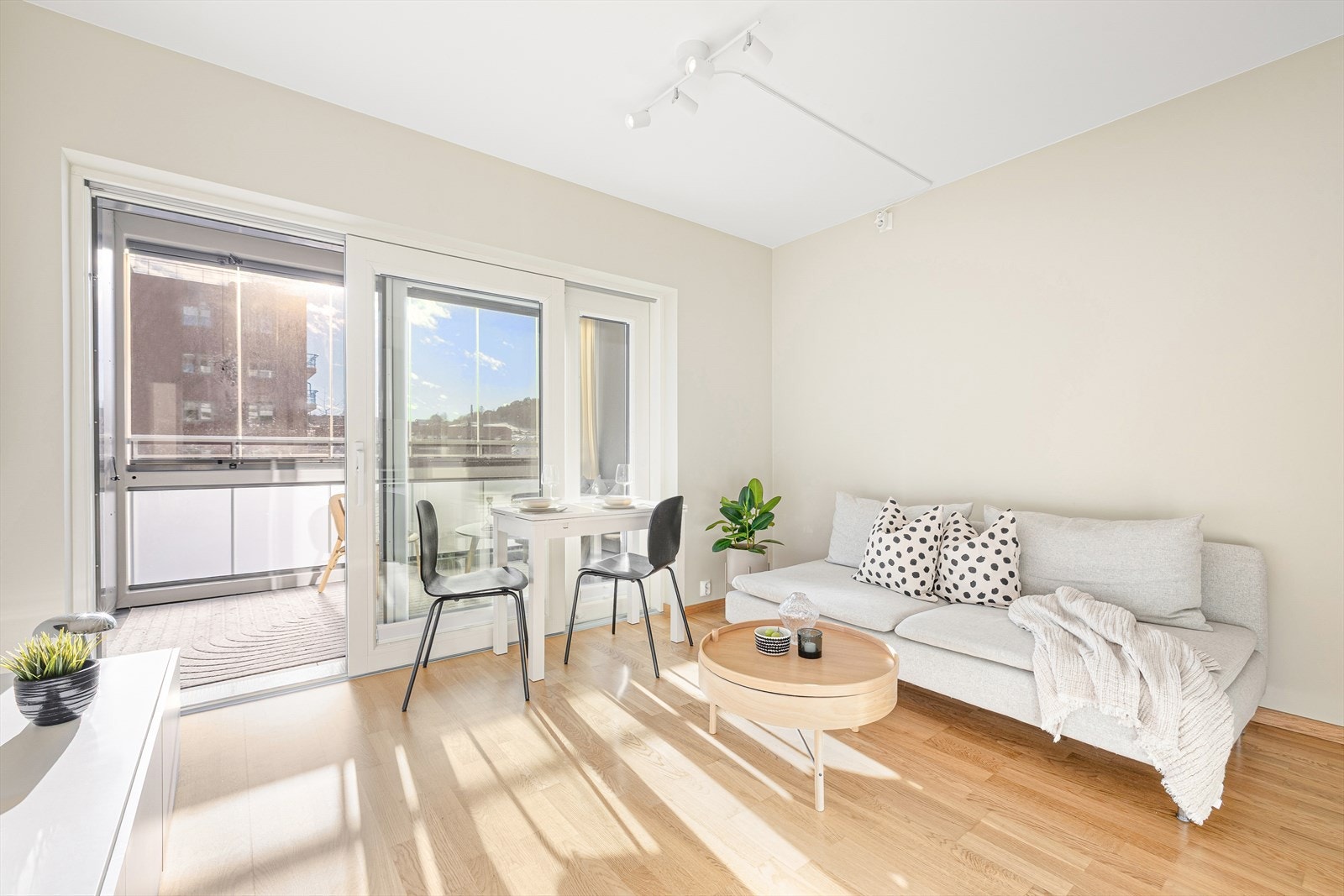 Leiligheten som ble ferdigstilt i 2014 er en del av et høysatsningsprosjekt som er bygget etter passivhusstandard. Dette sørger for lavt energiforbruk og rimelige bokostnader gjennom blant annet fjernvarme, og god isolering. Galleribilde