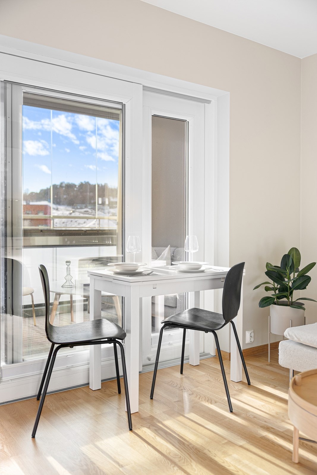 Sameiets lave fellesutgifter inkluderer oppvarming gjennom a-konto fjernvarme. Dette sikrer en lun og behagelig oppvarming av boligen året rundt, og bidrar til mindre strømforbruk og lavere strømkostnader. Galleribilde