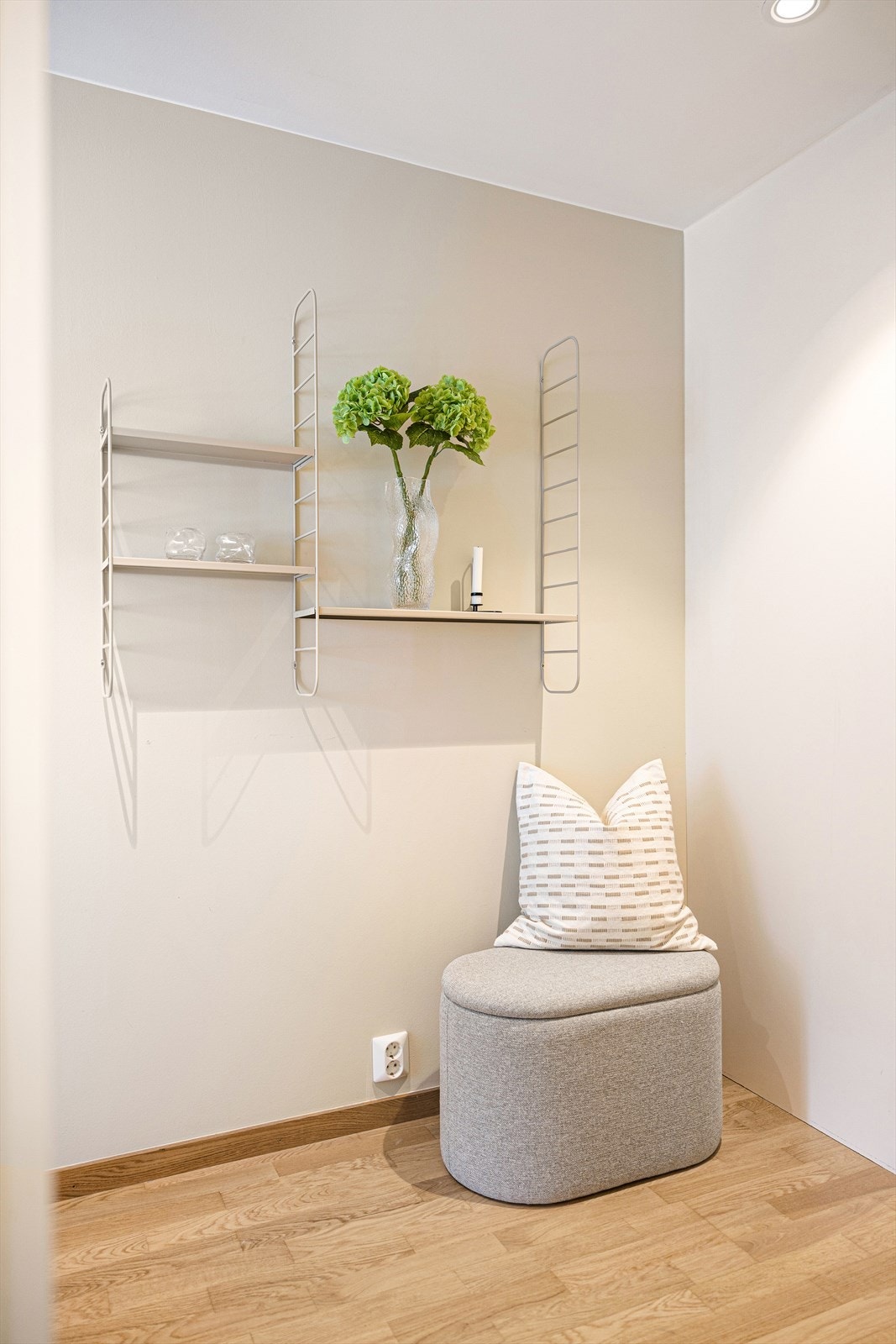 Selger opplyser om et rolig og trivelig nabolag med en god blanding av yngre og eldre beboere - en hyggelig og trivelig boplass! Galleribilde