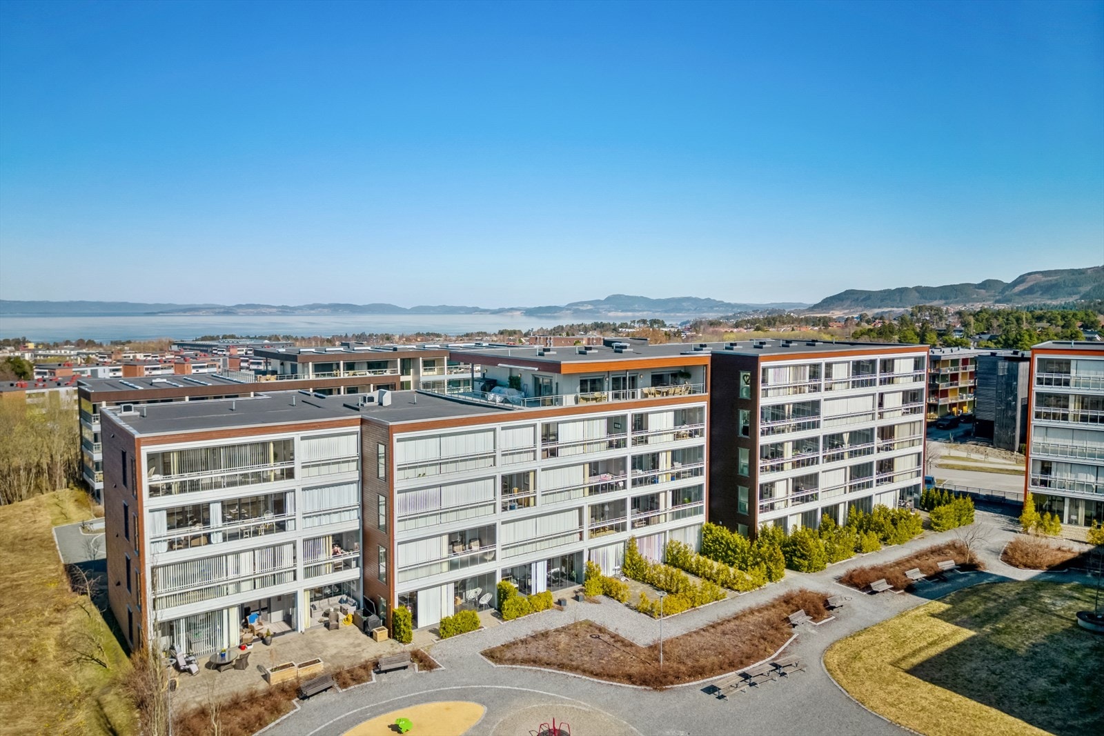 Velforeningen i området, som alle beboere i sameiet er en del av, har etablert flere fine områder rundt boligen. Blant annet er det etablert flere lekeplasser, benker, og en grillhytte som alle i velforeningen kan benytte seg av. Galleribilde