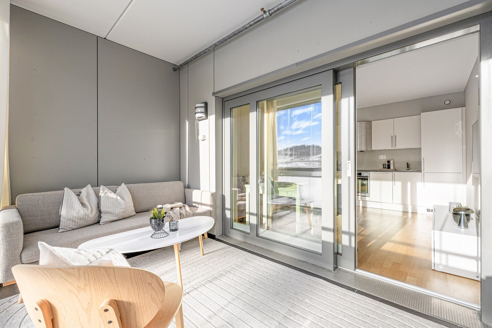 Fra stuen er det utgang til en sørvestvendt og innglasset balkong på 10 m² BRA-b som enkelt fungerer som en forlengelse av oppholdsrommet, både sommer og vinter. Galleribilde