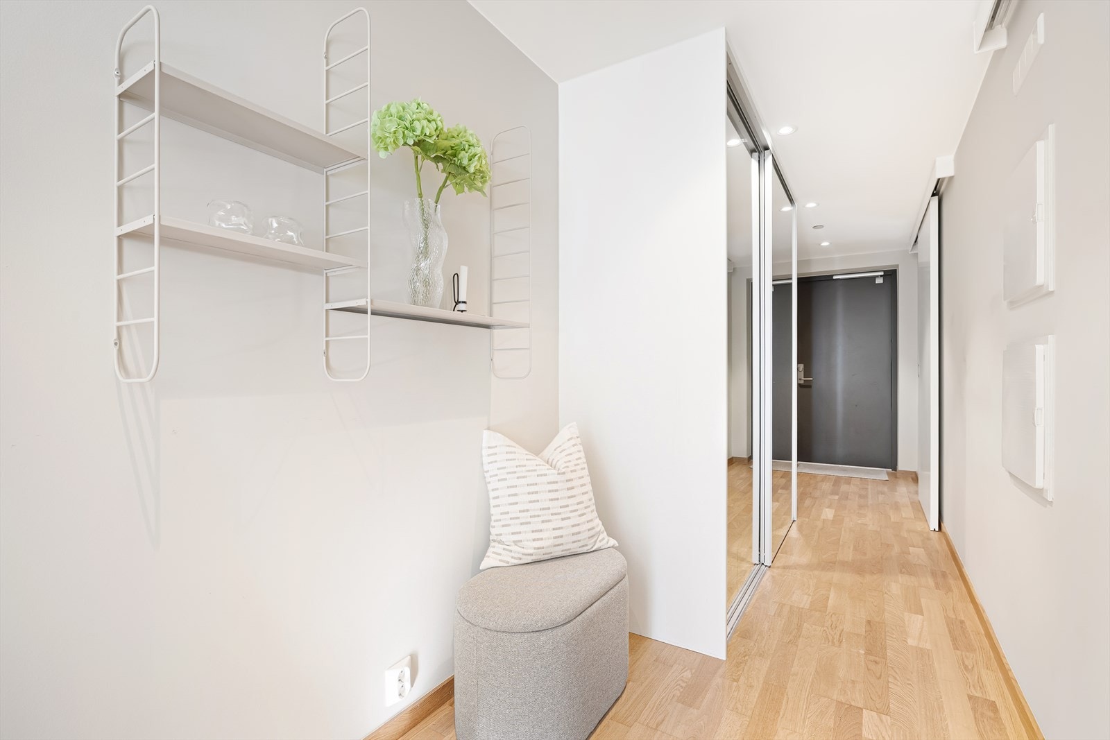 Boligen byr på en stor entré med plassbygd skyvedørsgarderobe for oppbevaring av blant annet sko og yttertøy. Garderobeskapet i entréen vil selvsagt medfølge handelen. Galleribilde