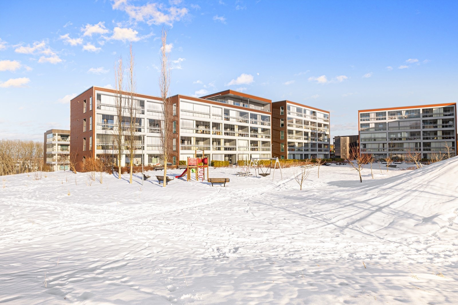 Leiligheten ligger skjermet til i feltet, som resulterer i at man slipper unødvendig trafikkstøy. Eier har satt pris på boligens beliggenhet og nærhet til Estenstadmarka, samt det gode kollektivtilbudet som gjør det enkelt å komme seg til bykjernen. Galleribilde