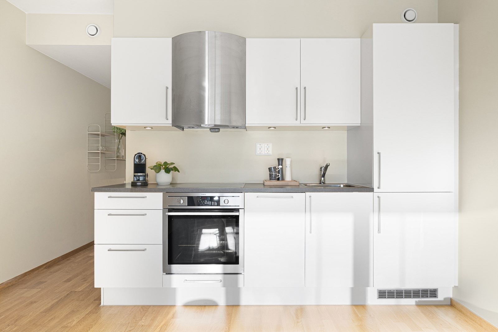 Hjemmets kjøkken er levert av kvalitetsleverandøren HTH med integrerte hvitevarer, og har en moderne og tidløs utførelse. I 2024 ble alle kjøkkenfrontene lakkert i regi av Bergmoen Snekkerverksted. Galleribilde