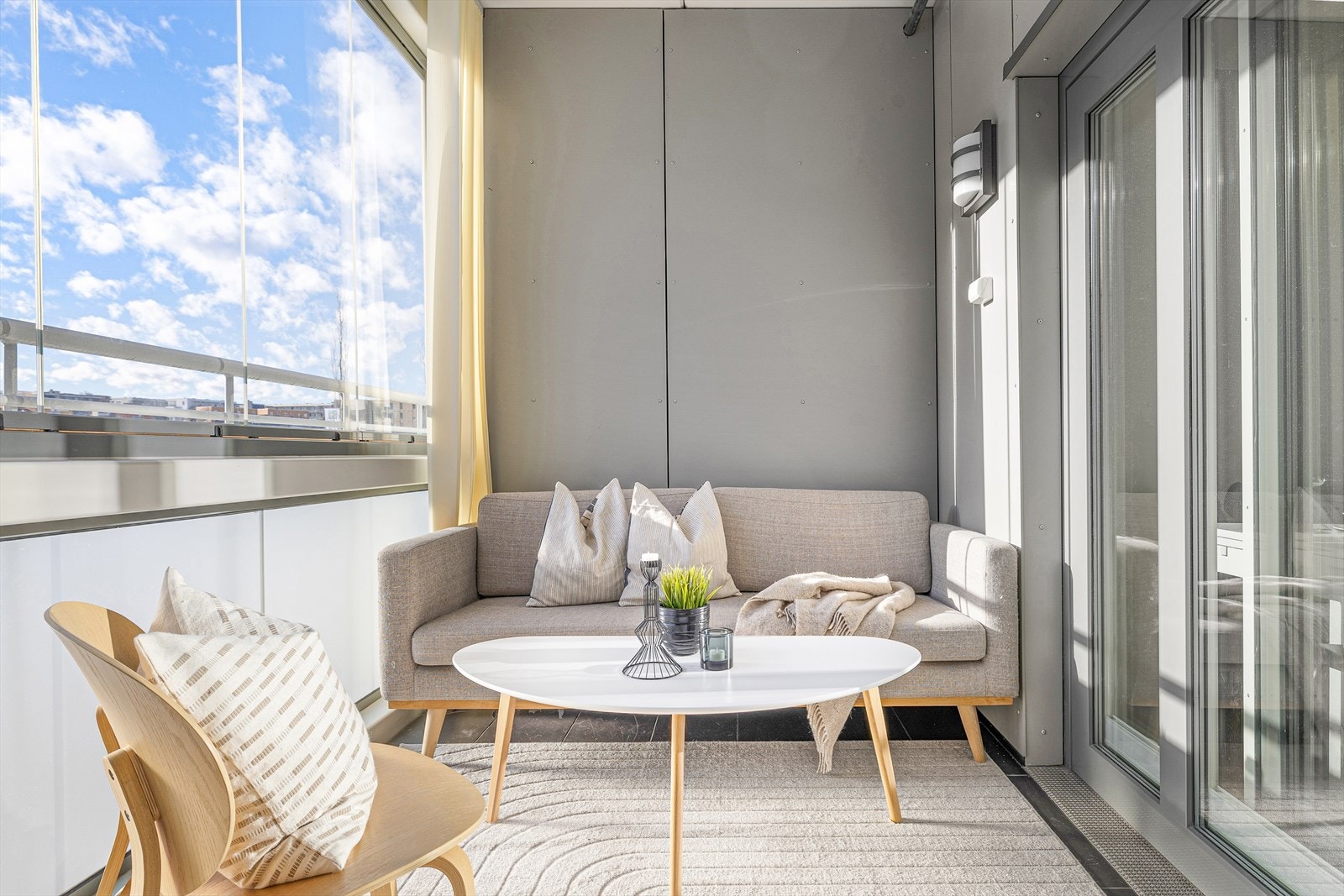 Den gode størrelsen på balkongen gir plass til ulike møbleringssoner, og her kan man nyte solstrålene til det fulle. Galleribilde