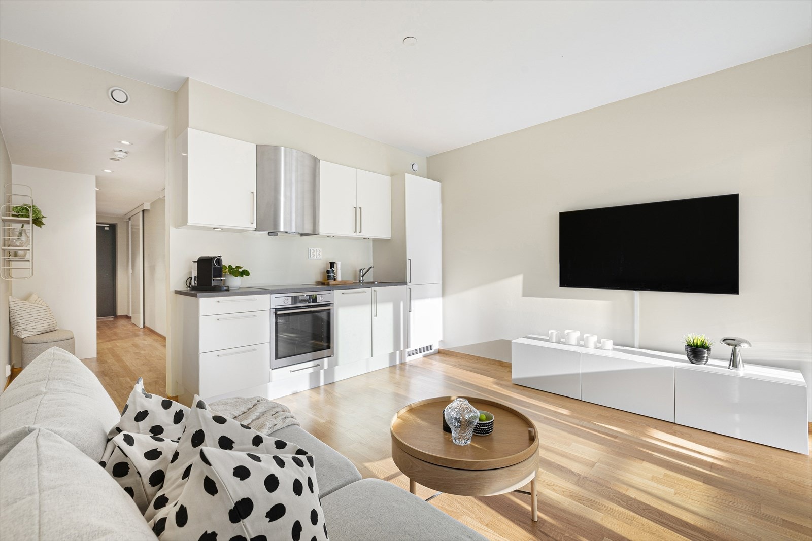 Velkommen til Stokkbekken 134! Heimdal Eiendomsmegling v/Alexandra Muravskaya presenterer en moderne og velholdt 2-roms selveierleilighet på 38 m² BRA-i beliggende på populære Miljøbyen Granåsen.
Foto: Nonstad foto. Galleribilde