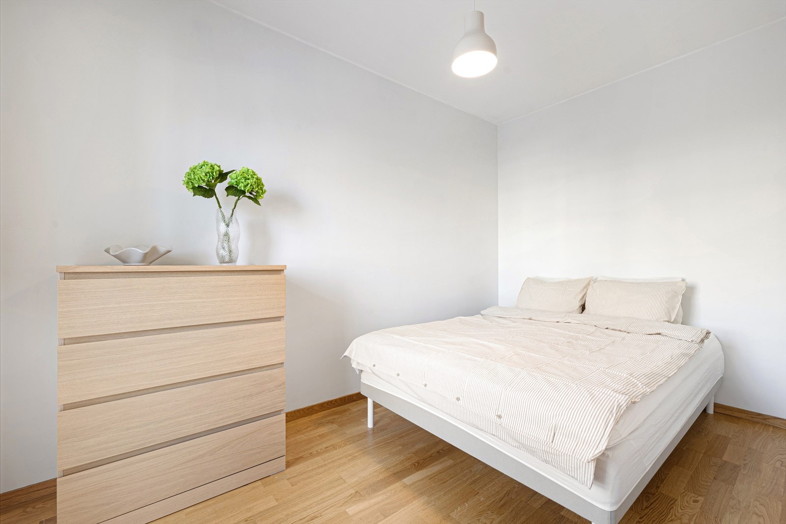 Soverommet er oppmålt til 7,5 m² og fremstår lyst og svalt. Veggflatene er oppmalt i den nøytrale fargetonen Klassisk hvit, som gjør det enkelt for ny eier å sette sitte eget preg på interiøret. Galleribilde