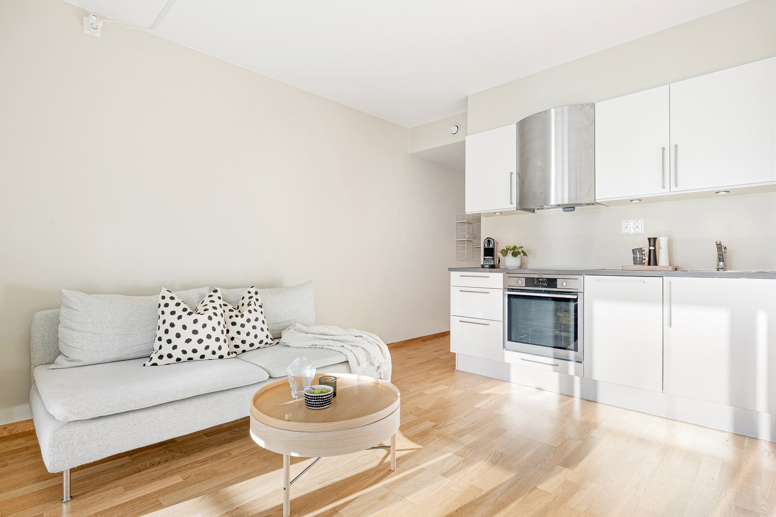 Nåværende eier har holdt leiligheten godt ved like hvor lune farger kan sees i alle rom. På stuen, kjøkkenet og i gangen er veggflatene oppmalt i den behagelige fargetonen soft i 2024. Galleribilde