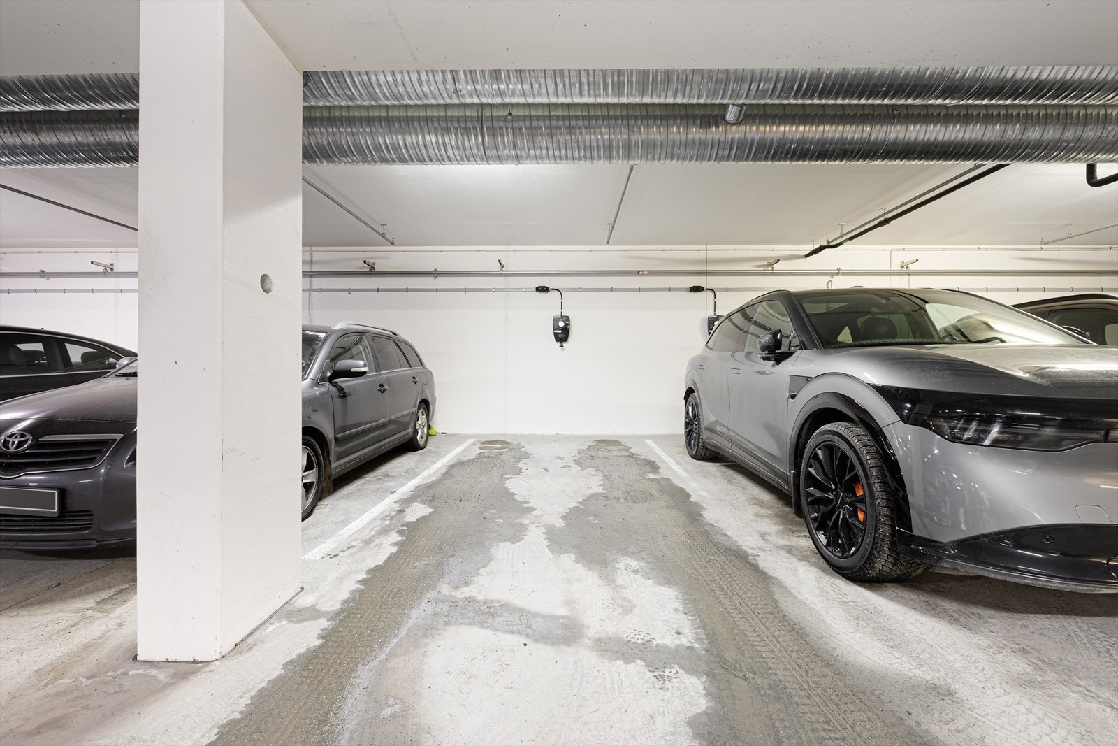 Leiligheten har egen parkeringsplass i parkeringskjeller, hvor det er etablert elbillader. Det er plass nummer 9 som tilhører leiligheten. Gjesteparkering skjer på felles oppstillingsplass på sameiets tomt. Galleribilde