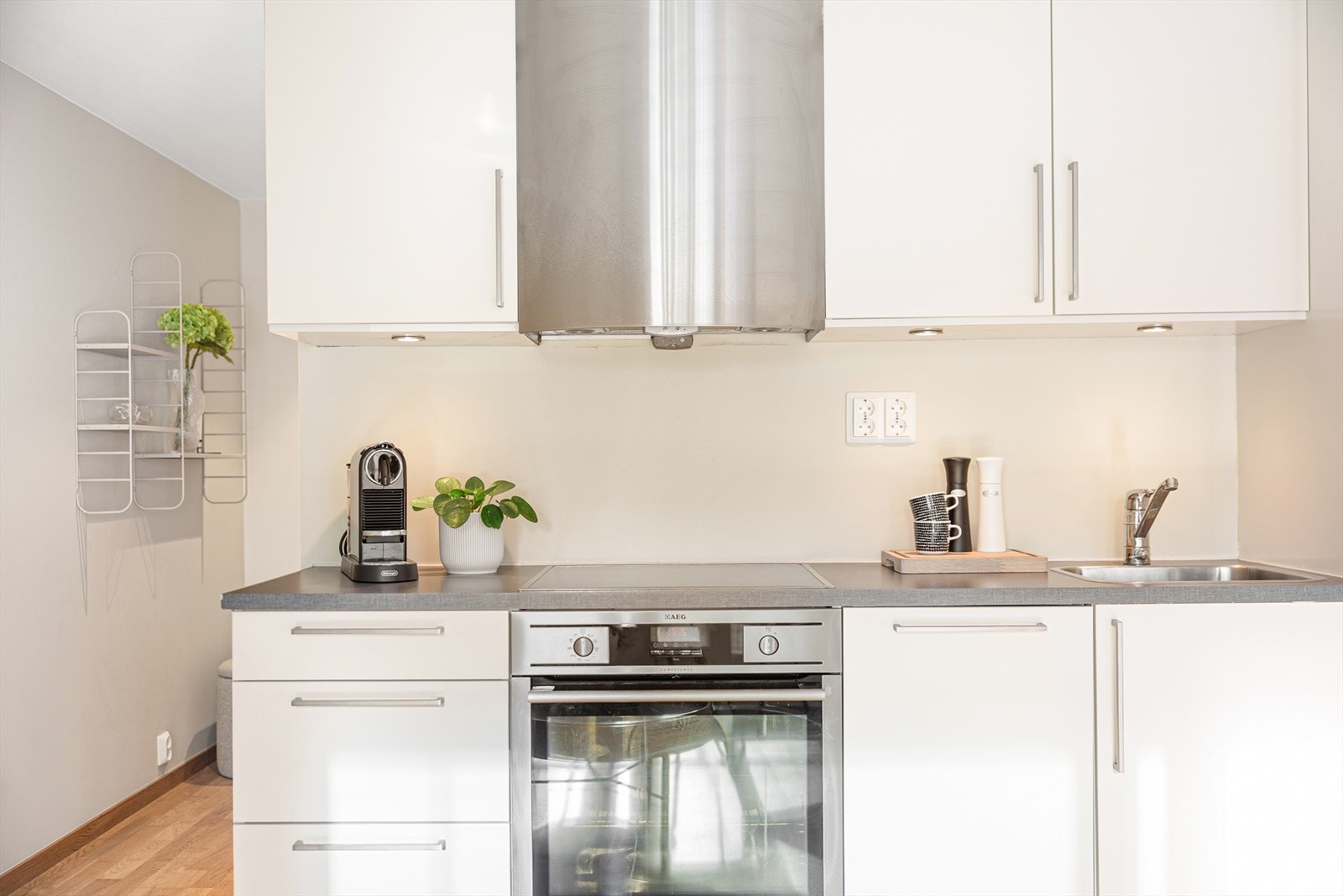 Kjøkkenet er innredet med mekanisk avtrekksvifte over stekesonen og opplegg for oppvaskmaskin. Det er integrert platetopp, stekeovn, kjøleskap, fryser og oppvaskmaskin. Videre er det lekkasjedetektor med vannstoppventil og komfyrvakt over stekesonen. Galleribilde