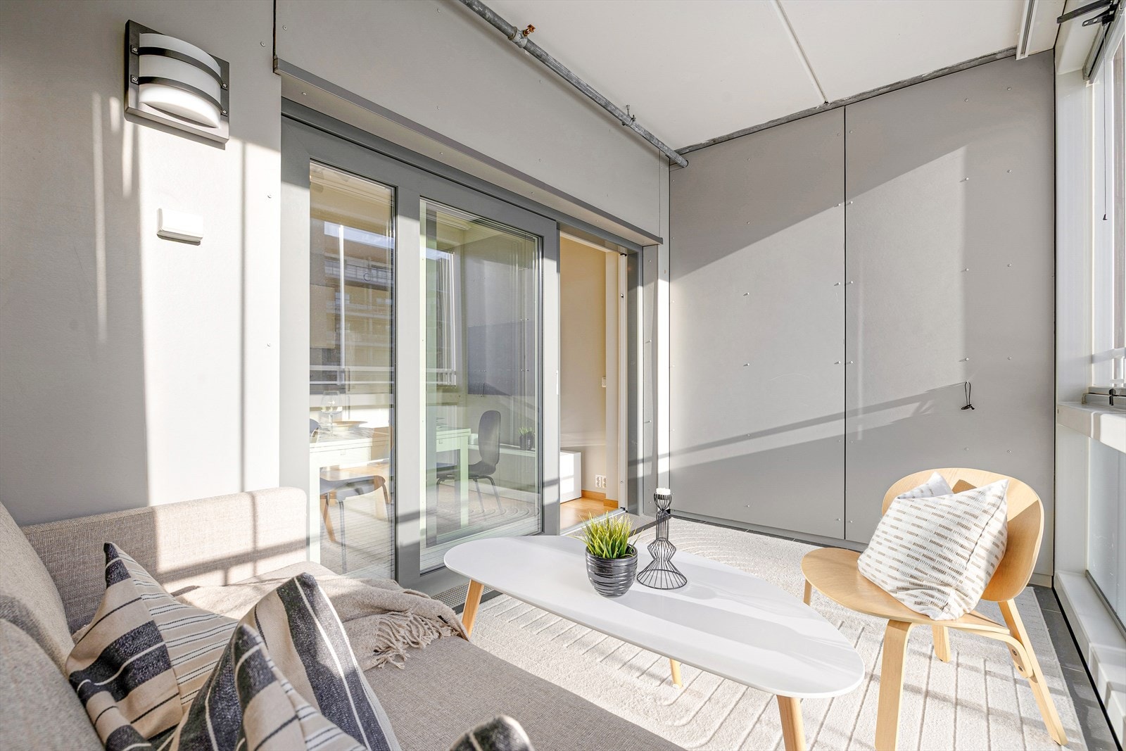 Nåværende eier har satt stor pris på de gode solforholdene, og opplyser om at det er sol store deler av dagen og ettermiddagen. Galleribilde