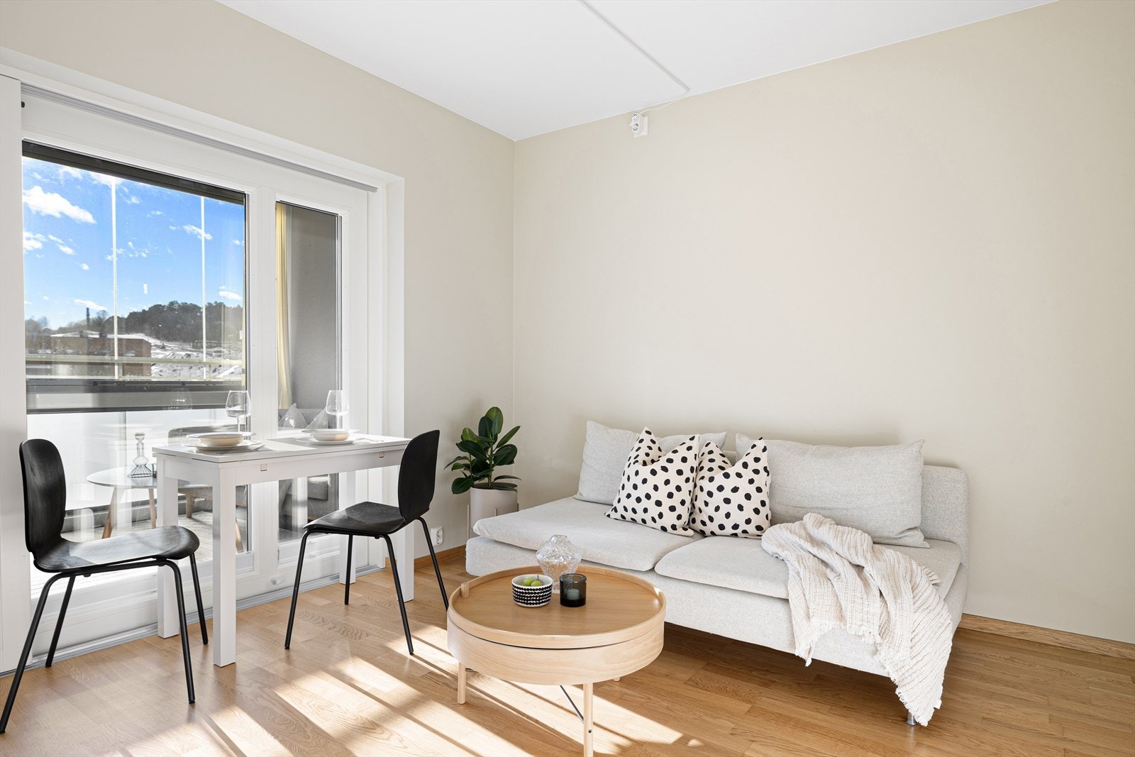 Leiligheten har en praktisk planløsning, moderne standard, god takhøyde, og lyse fargetoner kan sees i alle rom. De nøytrale fargevalgene er gjennomgående i hele leiligheten og gjør det enkelt å sette sitt eget preg på interiøret. Galleribilde