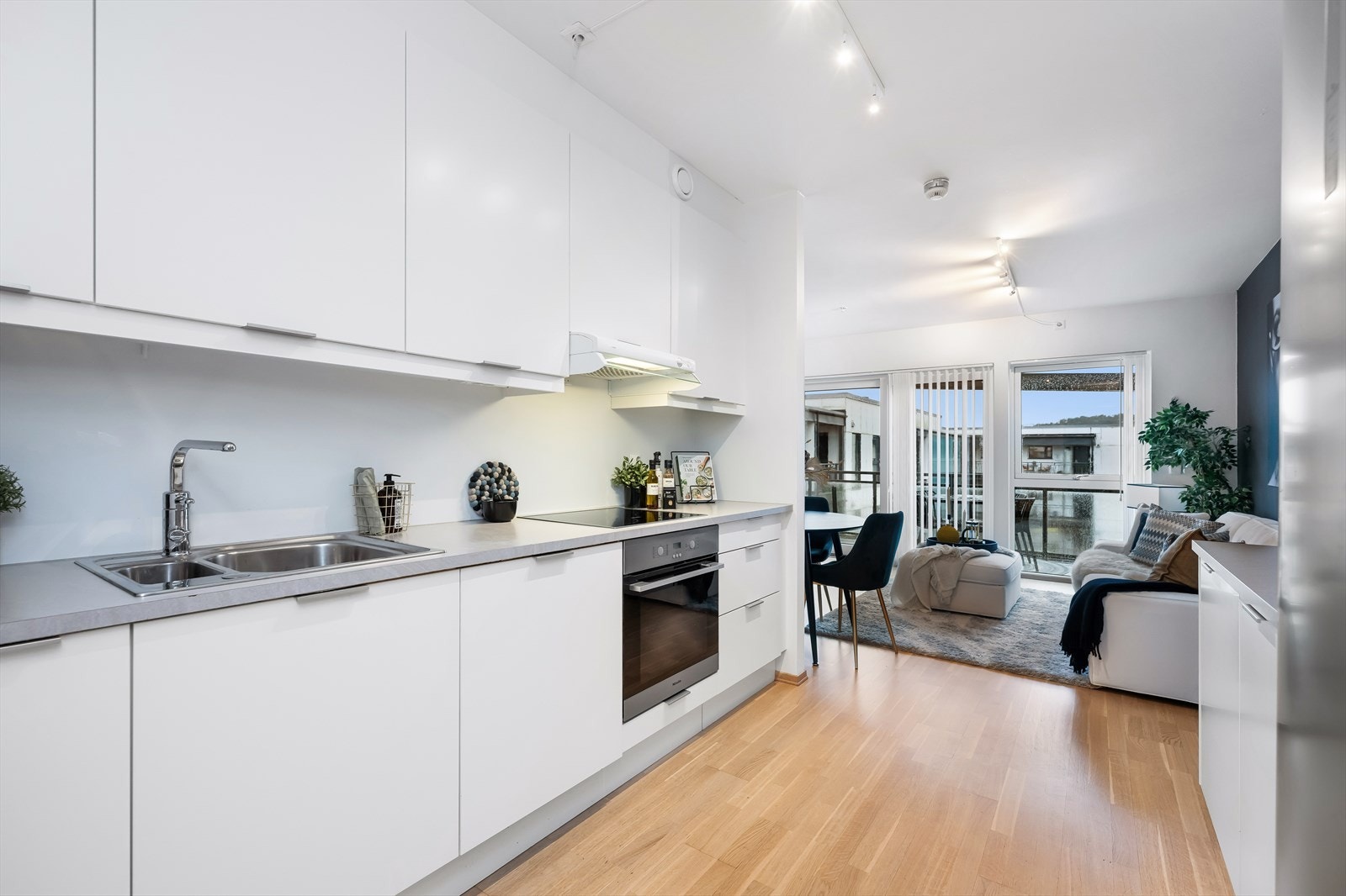 Kjøkkenet har innredning med glatte fronter og en praktisk laminatbenkeplate Galleribilde