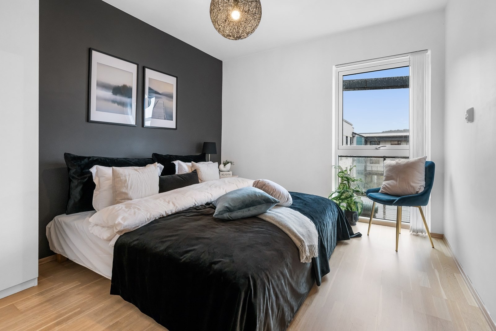 Soverommet er romslig med sine ca. 11,8 m² og har god plass til dobbeltseng samt ønsket møblement Galleribilde