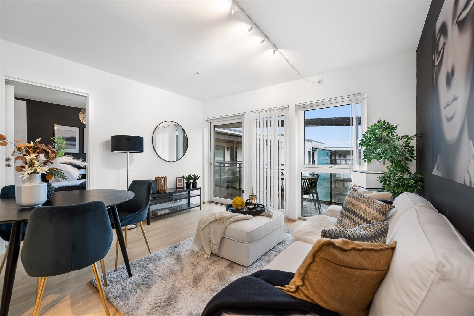 Rommet oppleves lyst og luftig, med vindusflater som slipper inn rikelig med naturlig lys Galleribilde