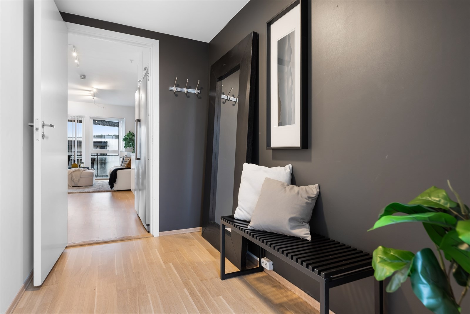 Boligen ønskes velkommen av en romslig entré med god plass til oppheng av yttertøy og oppbevaring av sko Galleribilde