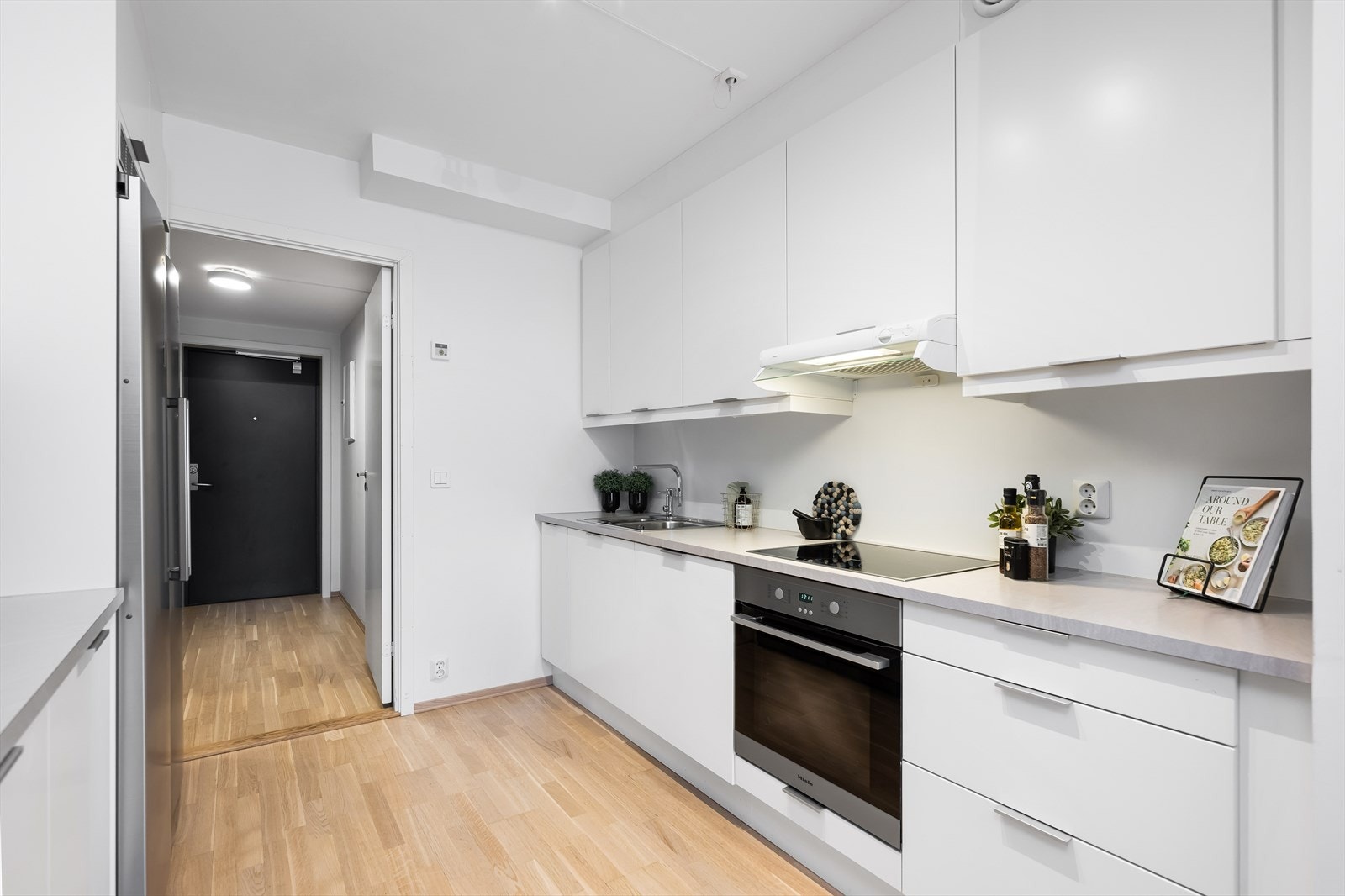 Her er det godt med skap- og benkeplass Galleribilde