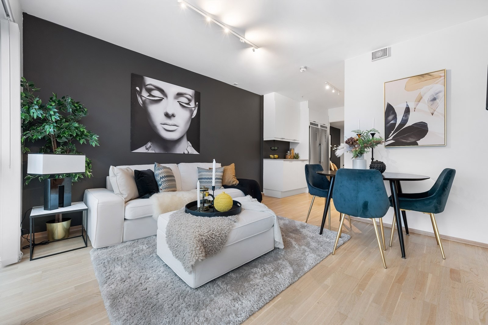 Stue og kjøkken utgjør et åpent og innbydende oppholdsrom på ca. 21,5 m² Galleribilde