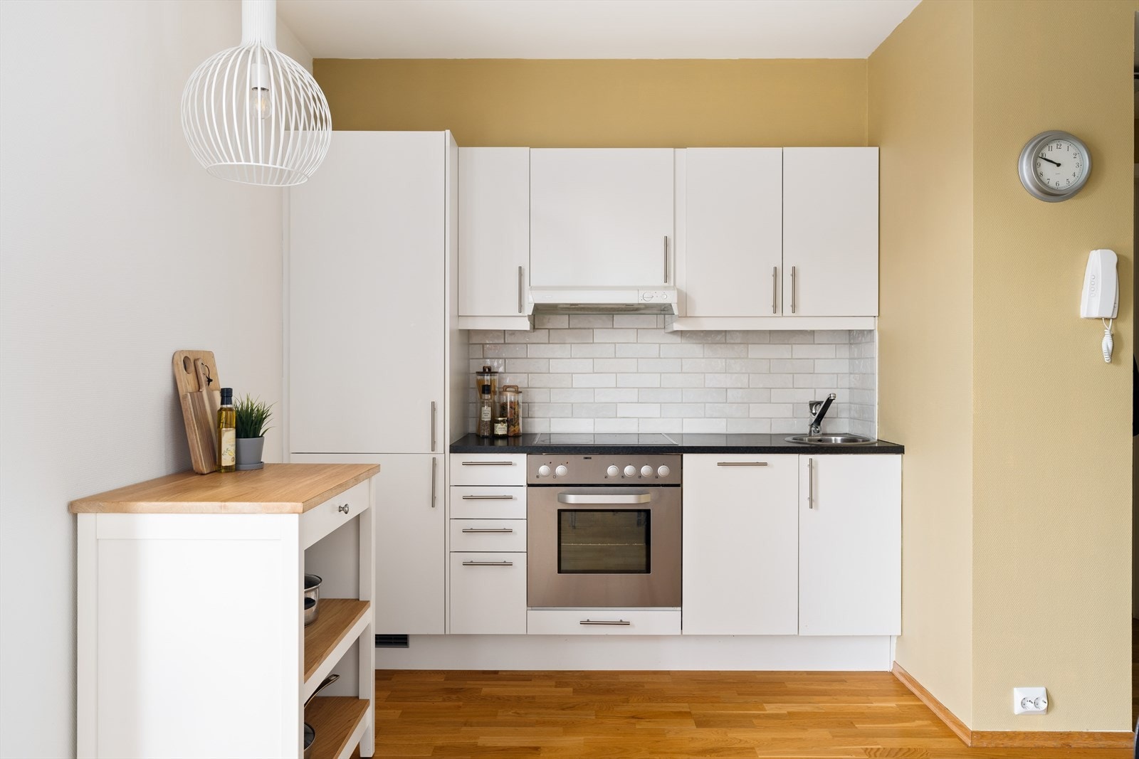 Kjøkkenet har et tidløst uttrykk med hvite, folierte fronter og skrog, samt slitesterk benkeplate i laminat. Galleribilde