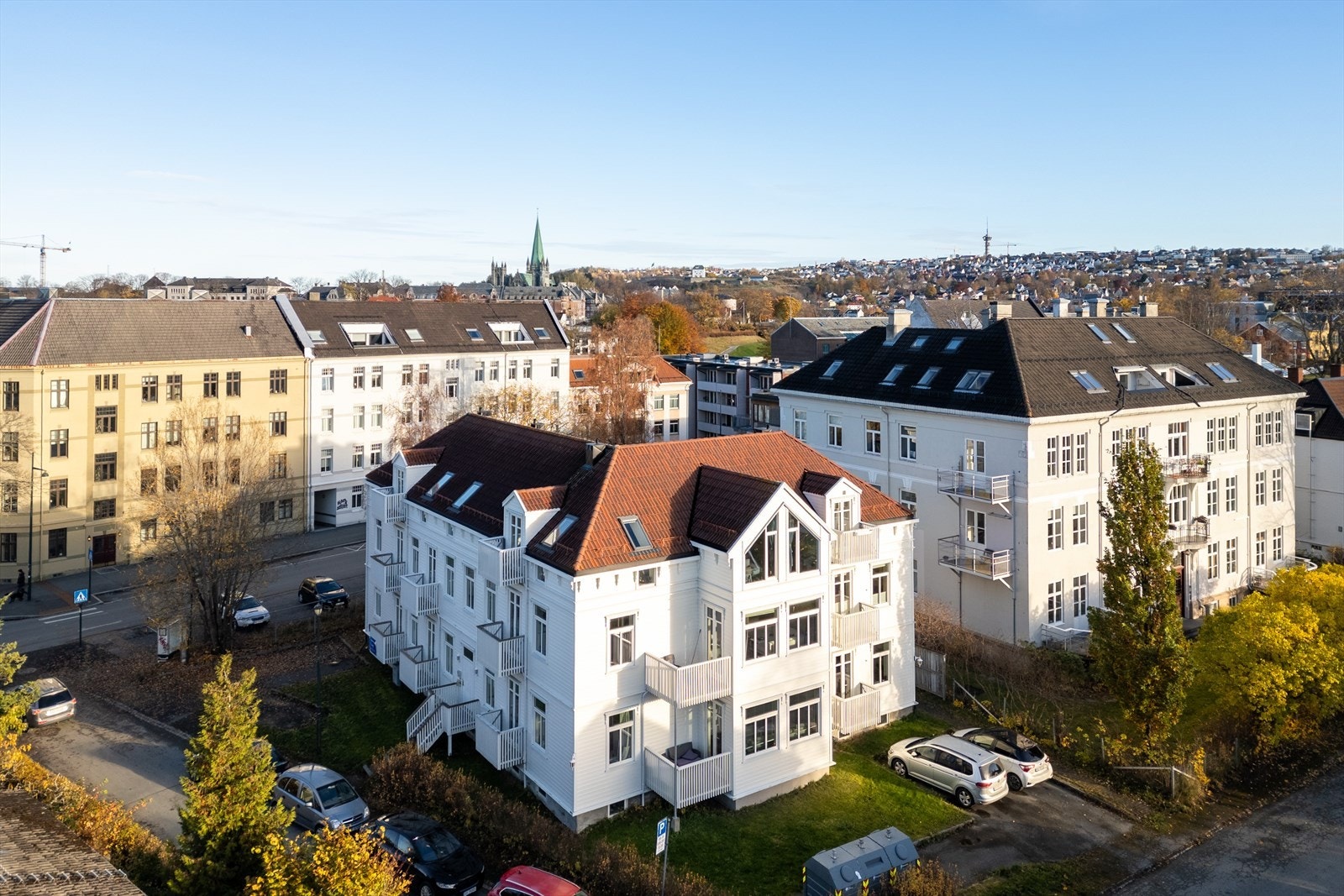 Sameiet har tilgang på 6 parkeringsplasser. Disse kan leies for kr. 250,- mnd og tildeles etter ansiennitet. Galleribilde