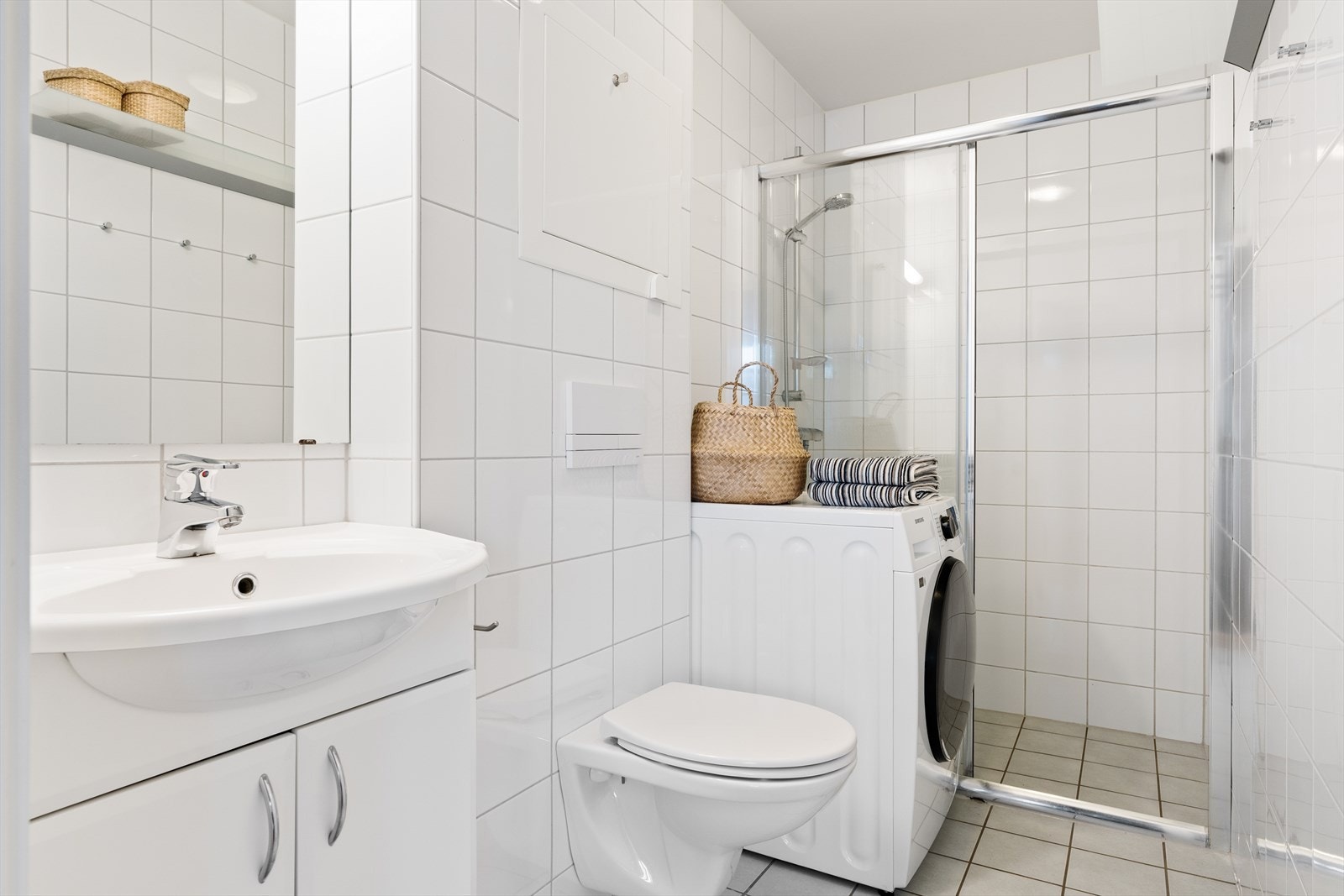 Baderommet er på 3,5m² med romslig dusjnisjè og opplegg fot vaskemaskin. Galleribilde