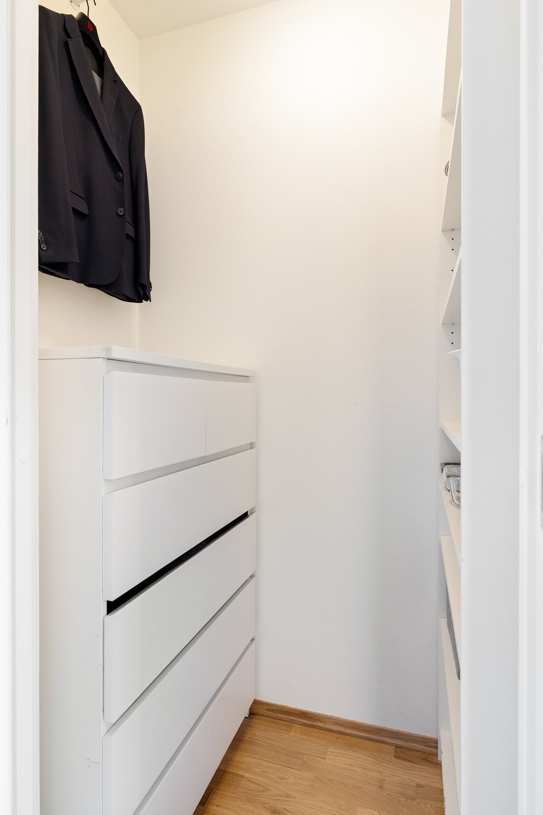 Leiligheten har en svært praktisk innvendig bod, i tillegg til en kjellerbod på 5,5 m². Galleribilde