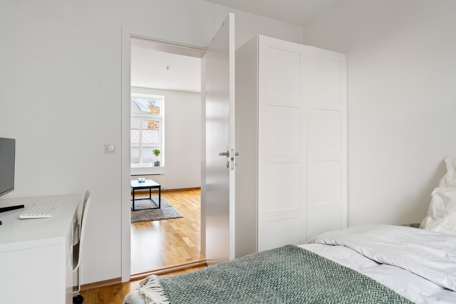 Det er plass til både dobbeltseng, garderobeskap og skrivepult. Galleribilde