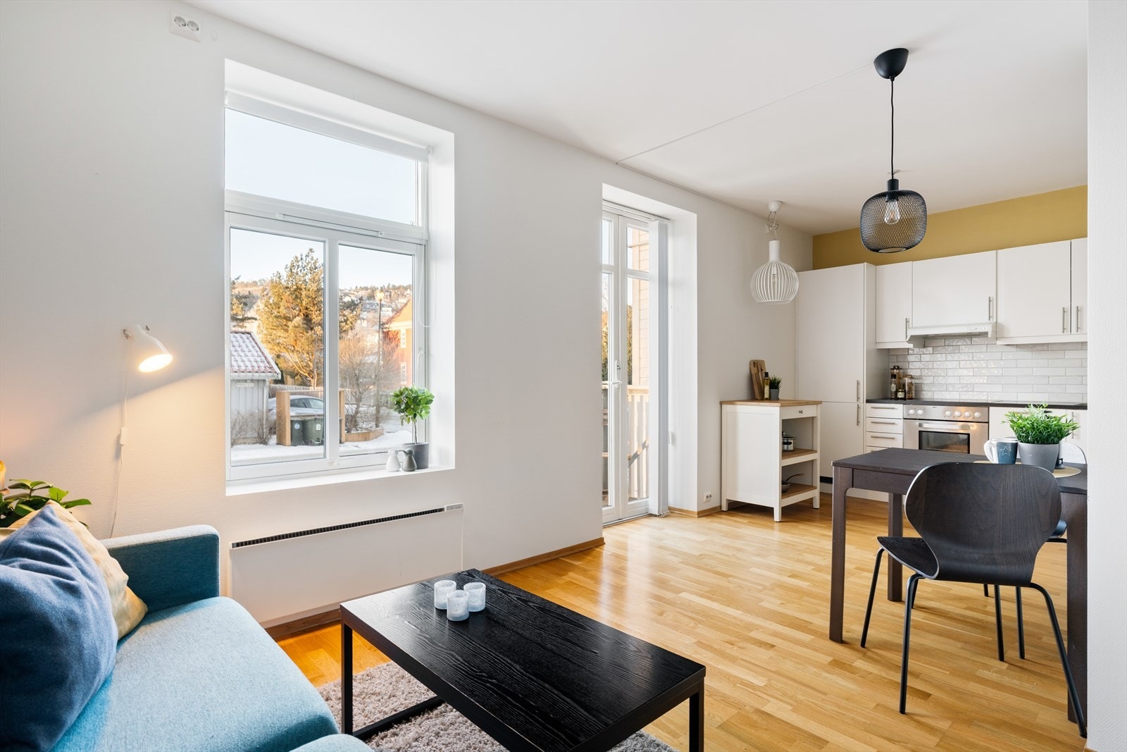 Den åpne stue/kjøkkenløsningen er på nærmere 20 m². Galleribilde